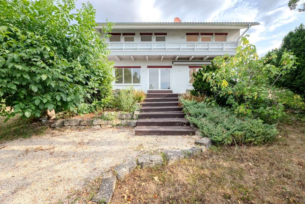 Immobilie in Güglingen - Modernisiertes Einfamilienhaus in Güglingen - Viel Wohnraum, Balkon und Aussicht. - Bild 1