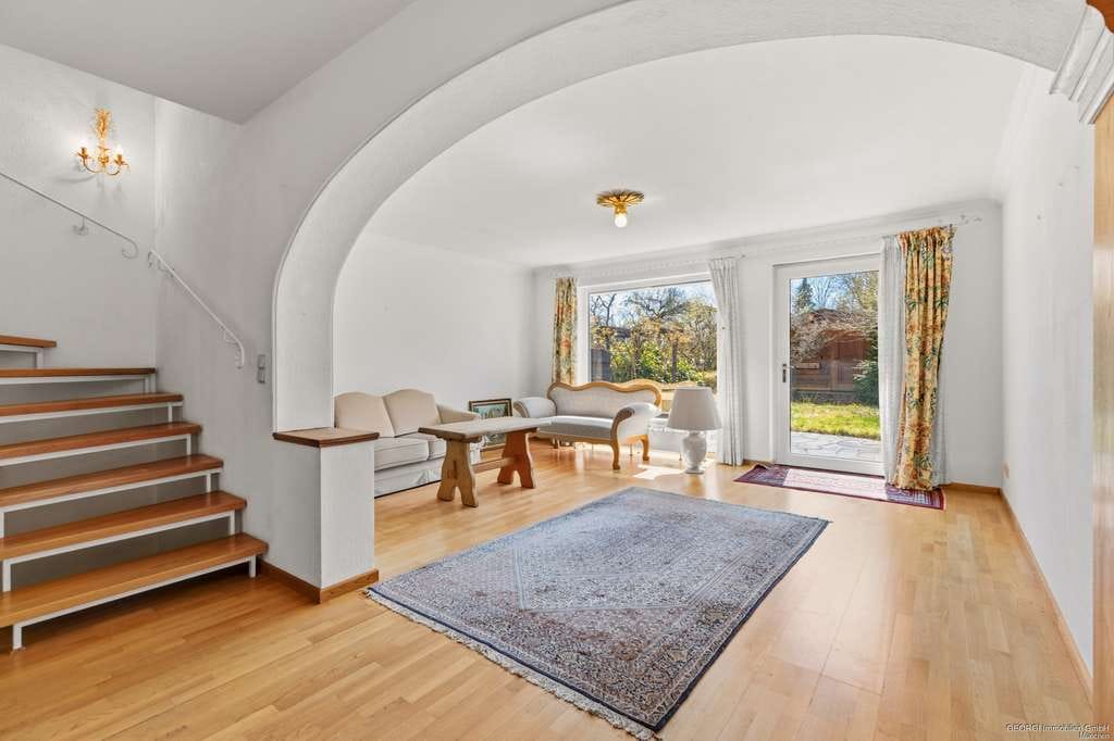 Immobilie in Oberhaching - Lichtdurchflutetes Reihenmittelhaus mit sonniger Südterrasse in ruhiger Lage - Bild 1