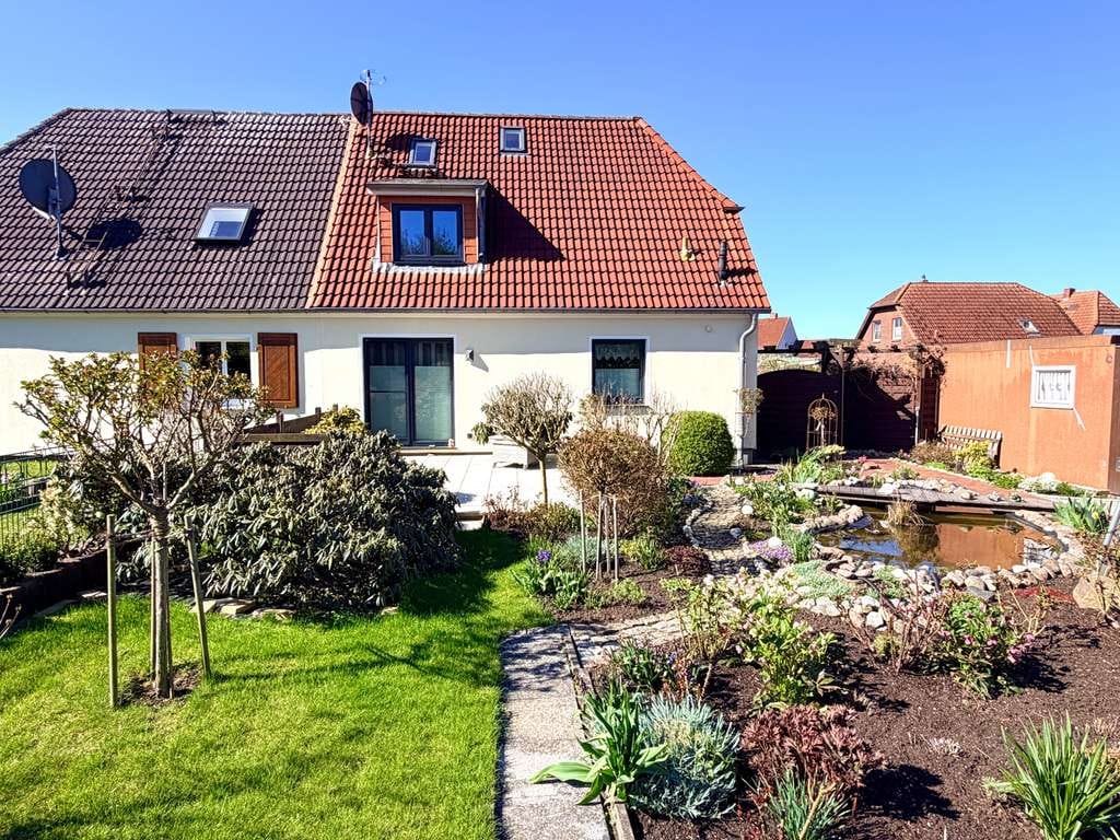 Immobilie in Dassow - Gepflegte Doppelhaushälfte mit blühenden Garten und  zwei Garagen - Bild 0