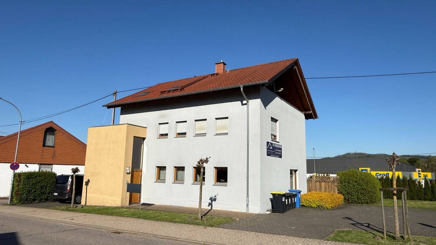 Immobilie in Tholey - NEU! Exklusives Dreifamilienhaus in zentraler Lage von Hasborn-Dautweiler - 5 PKW Stellplätze - Kapitalanlage mit nachhaltiger Perspektive (ID2011336) - Bild 1