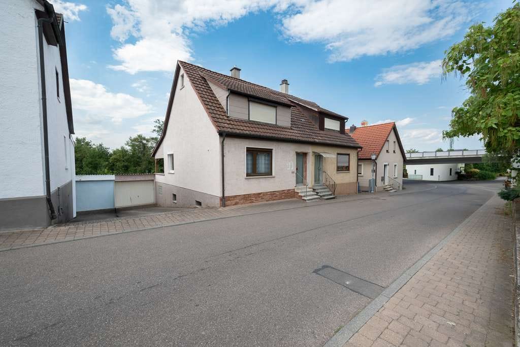 Immobilie in Bad Friedrichshall - Doppelhaushälfte mit großem Garten, Terrasse und Garage in Bad Friedrichshall - Bild 1