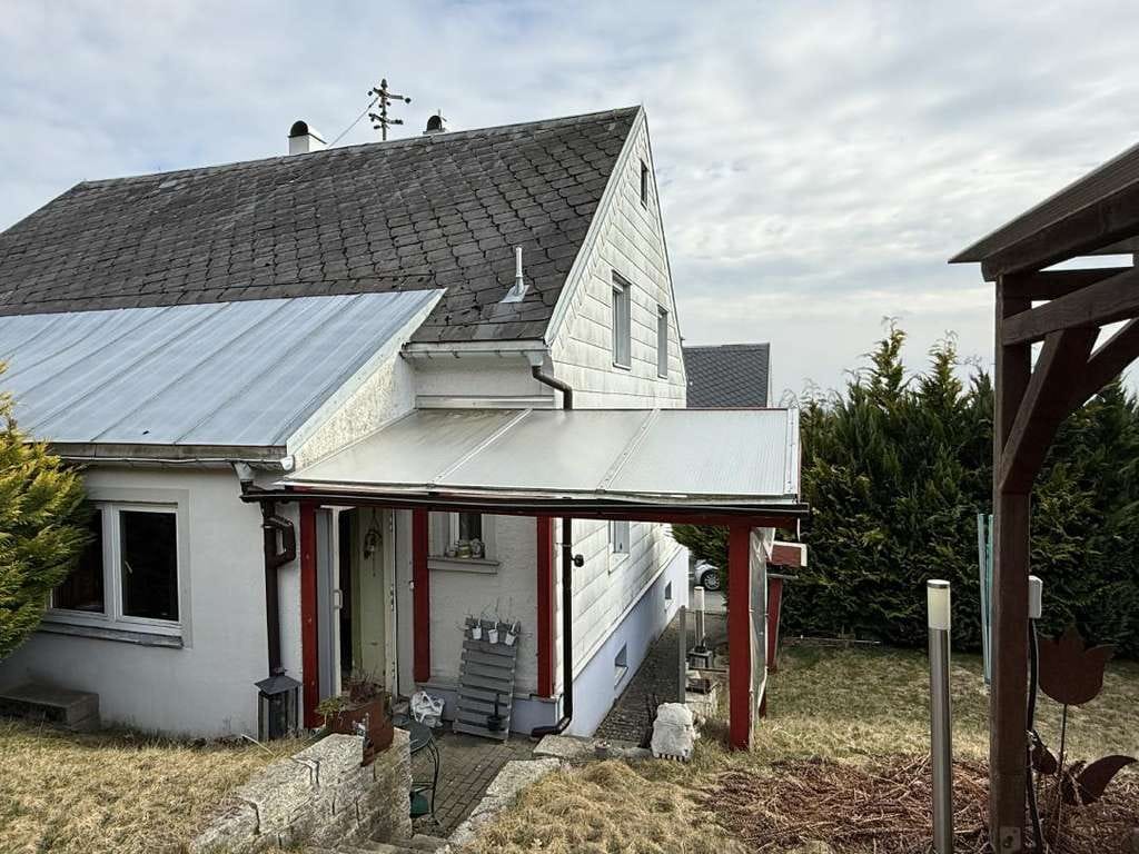 Immobilie in Helmbrechts - Kleine Doppelhaushälfte mit Carport auf Erbpachtgrundstück - Bild 1