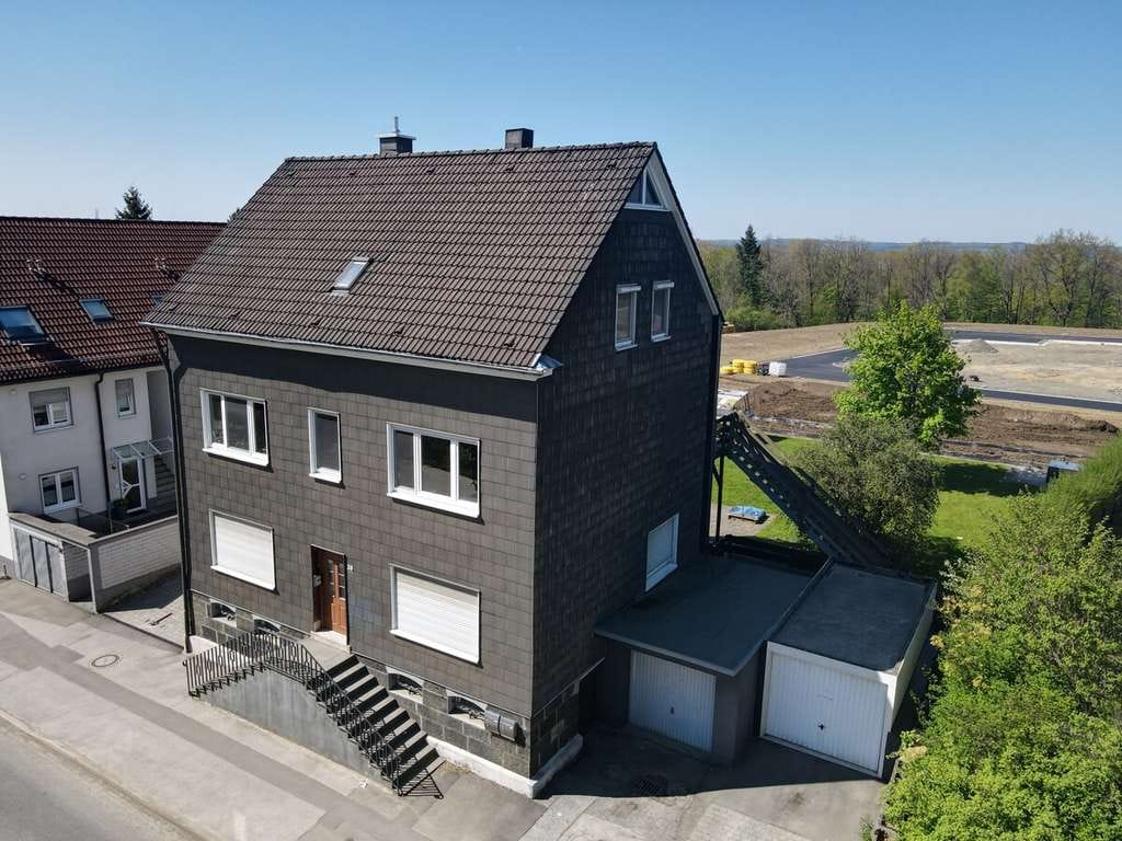 Immobilie in Radevormwald - VR IMMO: Gepflegtes Zweifamilienhaus mit Garten und 2 Garagen - Bild 2