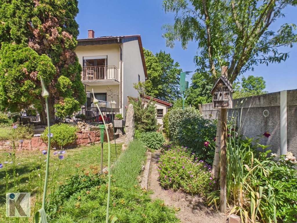 Immobilie in Fußgönheim - Ruhig gelegenes 1-2 Familienhaus mit 3 Garagen auf 548 m² Sonnengrundstück! - Bild 2
