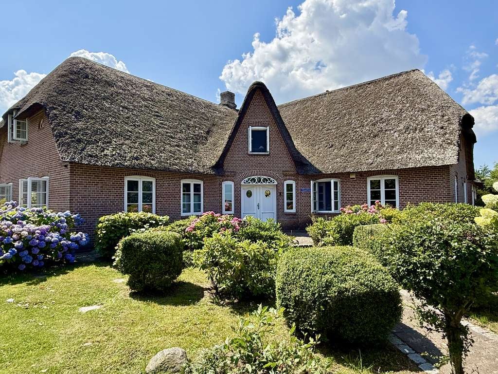 Immobilie in Emmelsbüll-Horsbüll - Exklusives Landhaus in Einzellage unter Reet an der Nordsee - Bild 1