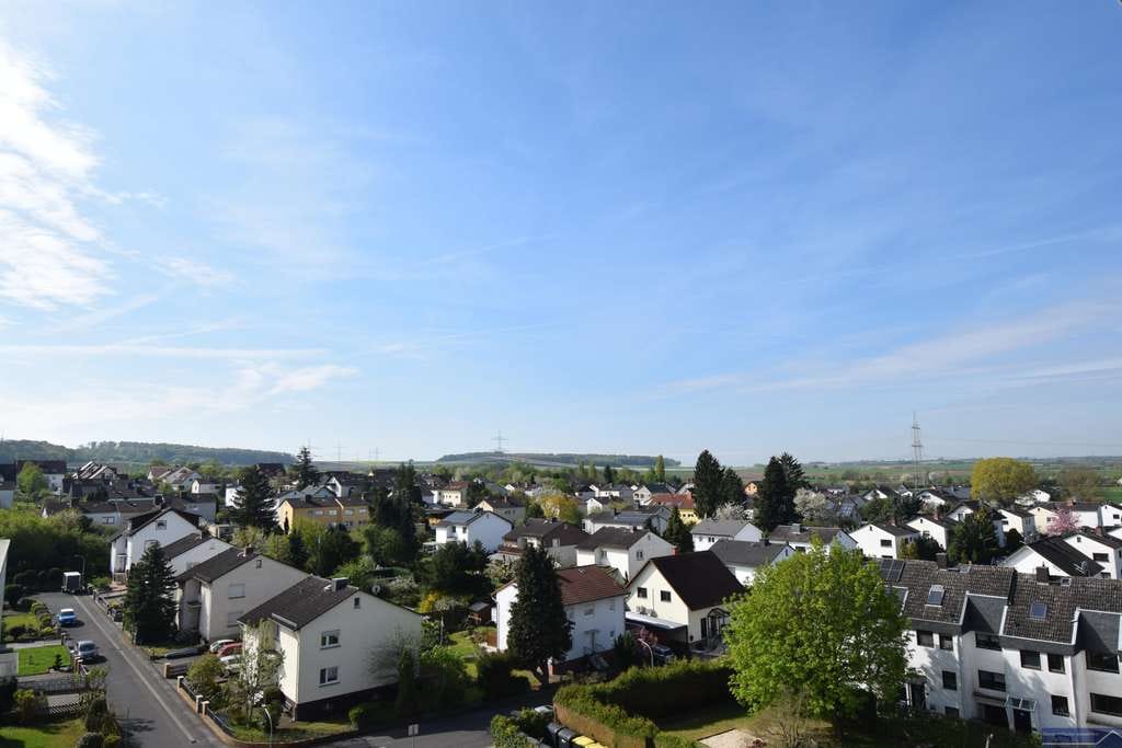 Immobilie in Schöneck - Aussicht auf das schöne Eck: Helle und ruhige 3 Zi.-ETW mit großen Balkon - Bild 2