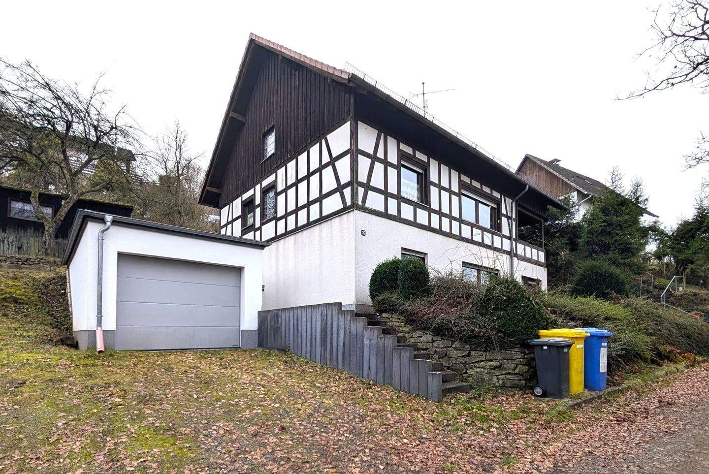 Immobilie in Frankenberg - Ansprechendes Einfamilienhaus mit großem Garten und viel Potenzial - Bild 1