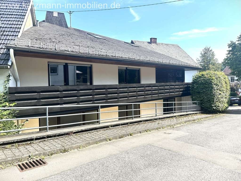 Immobilie in Nettersheim - Doppelte Chance: Zwei Gebäude mit Wohnhaus, Ferienwohnung, Arztpraxis und Doppelgarage - Bild 3