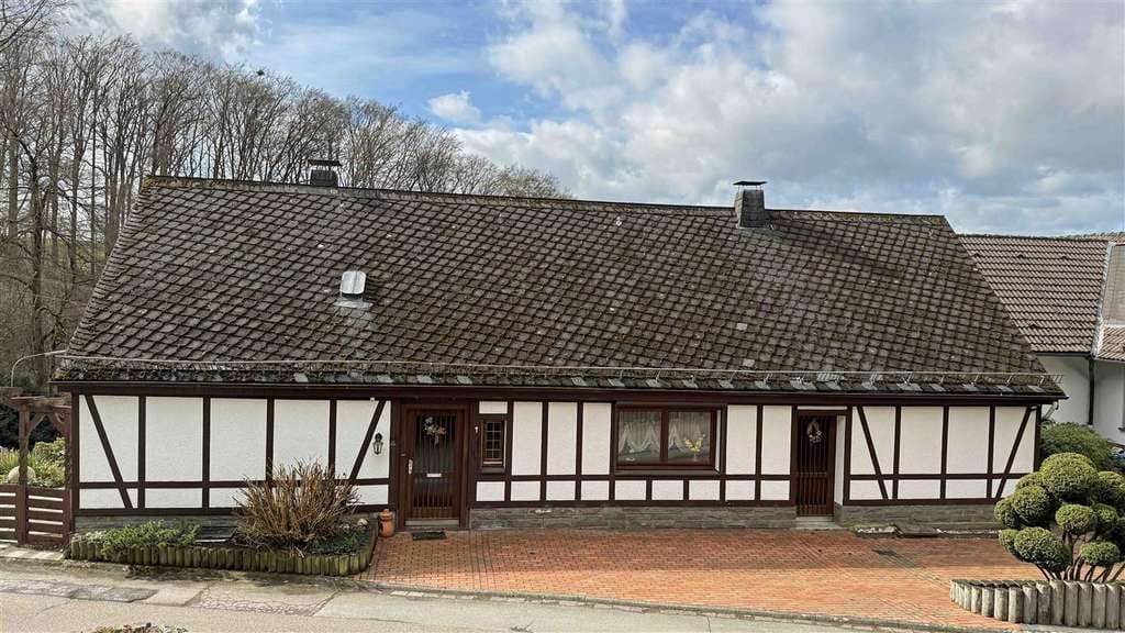 Immobilie in Reichshof - Für 160.000 € sofort einzugsfertig: gemütliches Fachwerkhaus mit großer Terrasse - Bild 1