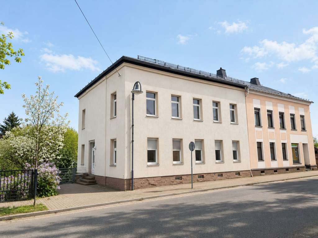 Immobilie in Lengenfeld - Zweifamilienhaus mit Ausbaupotenzial in zentraler Lage von Lengenfeld im Vogtland - Bild 0