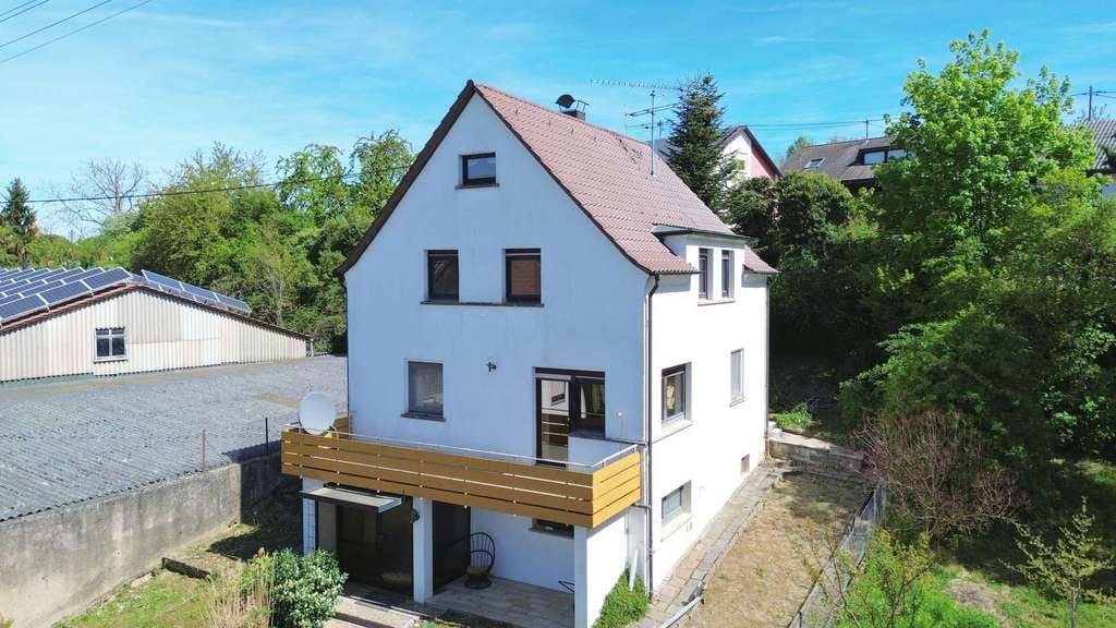 Immobilie in Brackenheim - Freistehendes Einfamilienhaus mit großem Grundstück und viel Gestaltungspotenzial - Bild 2