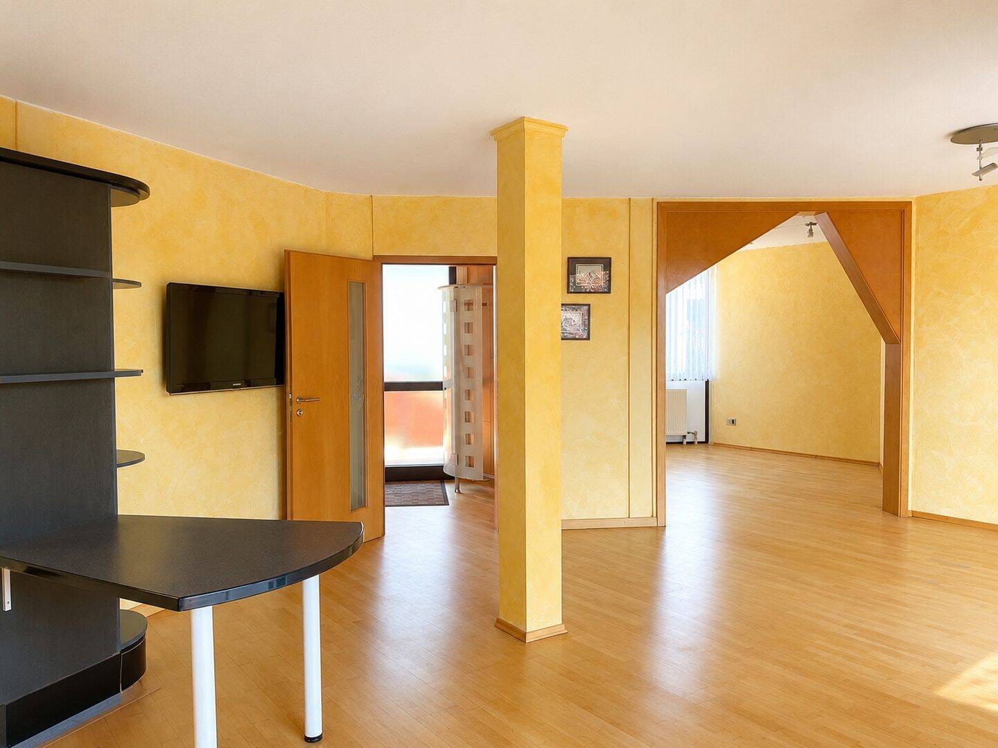 Immobilie in Wölfersheim - 2,5-Zimmer-Wohnung mit Terrasse, separatem Eingang und zwei Stellplätzen in Wölfersheim - Bild 2