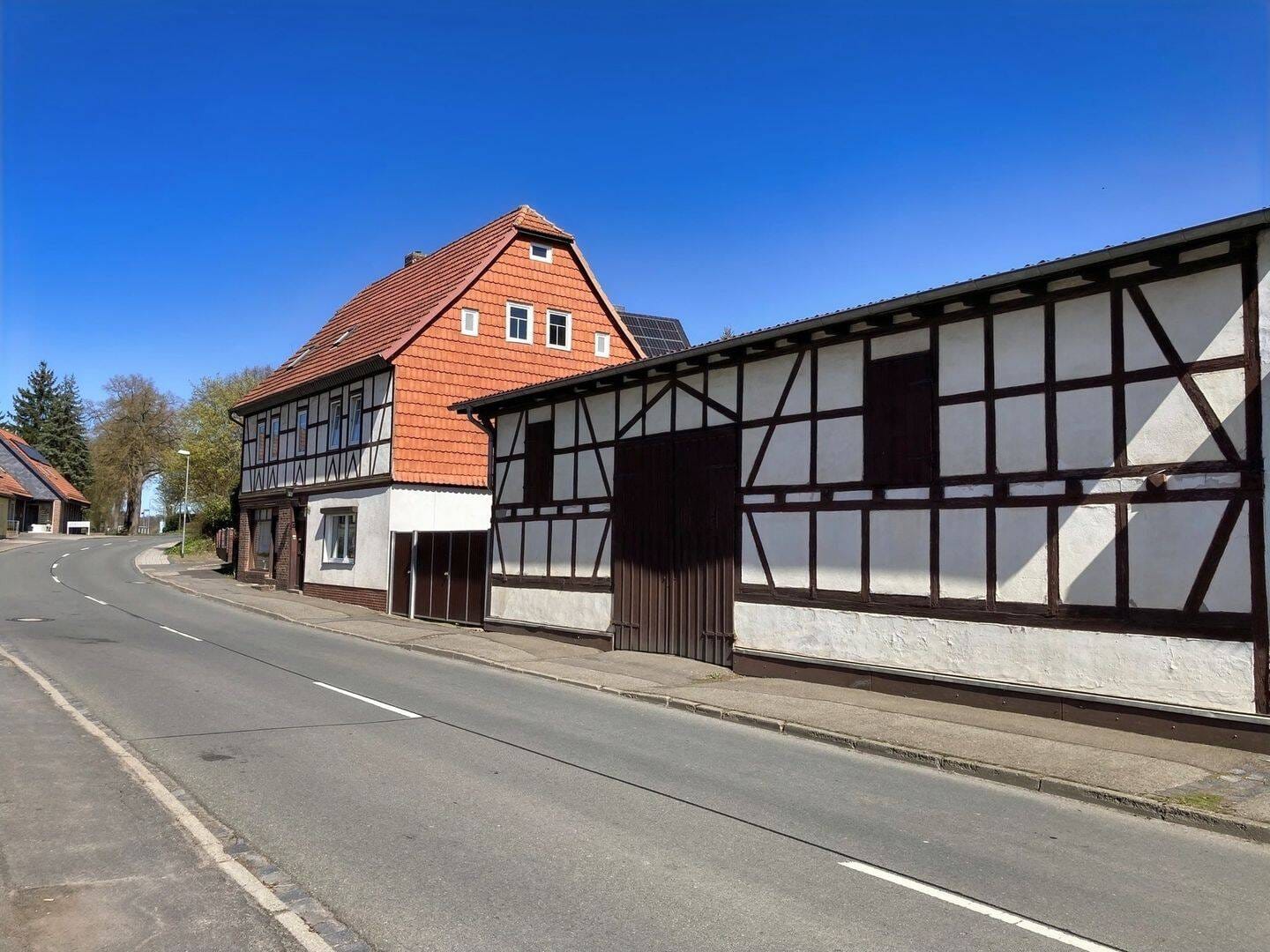Immobilie in Sangerhausen - Viel Platz für Familie, Handwerk und Ideen - Gemütliches Fachwerkhaus mit Potenzial ! - Bild 1