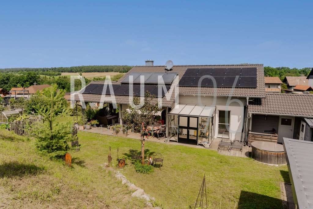 Immobilie in Weitramsdorf - Modernes Wohnen mit Weitblick, Gartenidylle und Raum für individuelle Lebenskonzepte - Bild 0