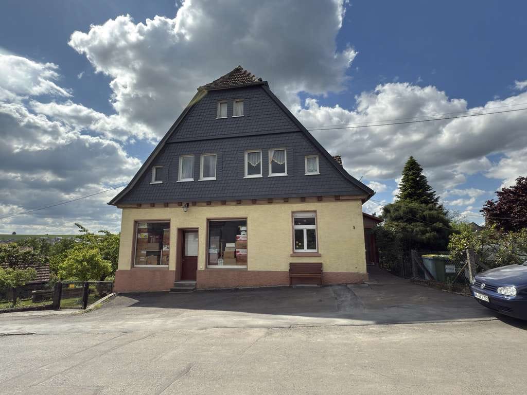 Immobilie in Birstein - **Charmantes Zwei-Familienwohnhaus auf großzügigem Grundstück in Ortslage von Birstein** - Bild 1