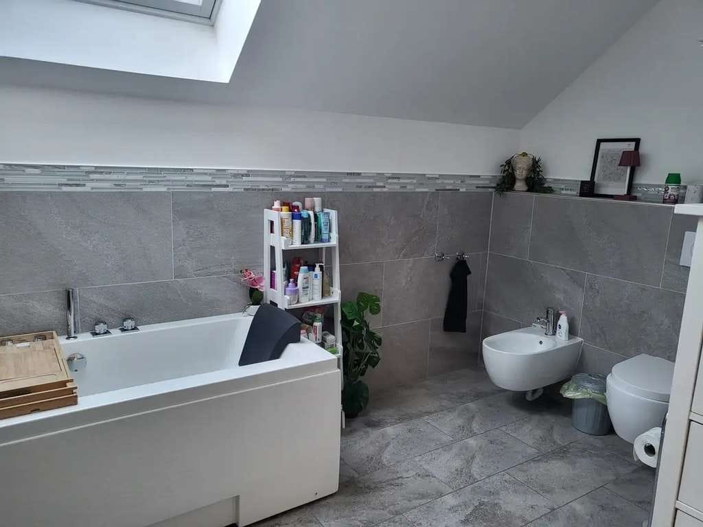 Immobilie in Allmannshofen - Moderne und voll möblierte Doppelhaushälfte mit PV-Anlage, Wellnessbad, Kamin und Traumgarten in ruh - Bild 3