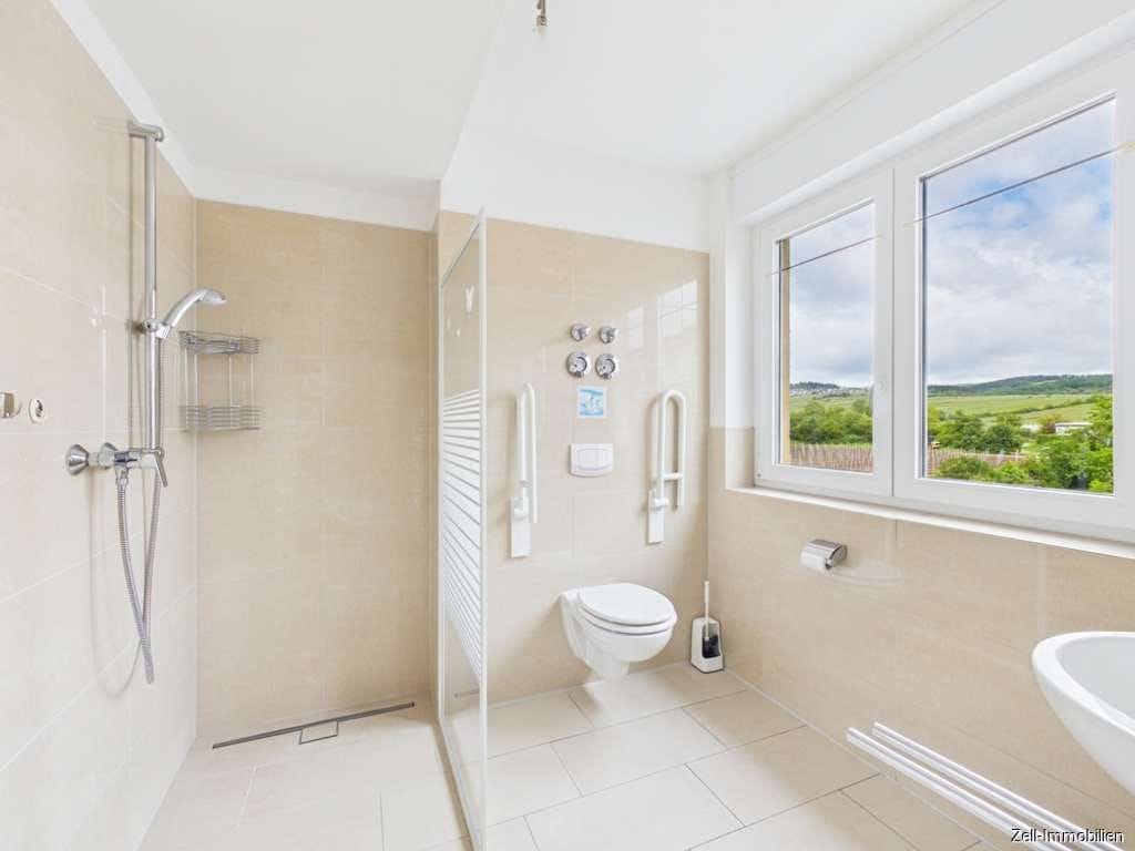 Immobilie in Geisenheim - Barrierefreie 3-Zimmer-Eigentumswohnung im 3. Obergeschoss mit Aufzug, Balkon und Stellplatz - Bild 3