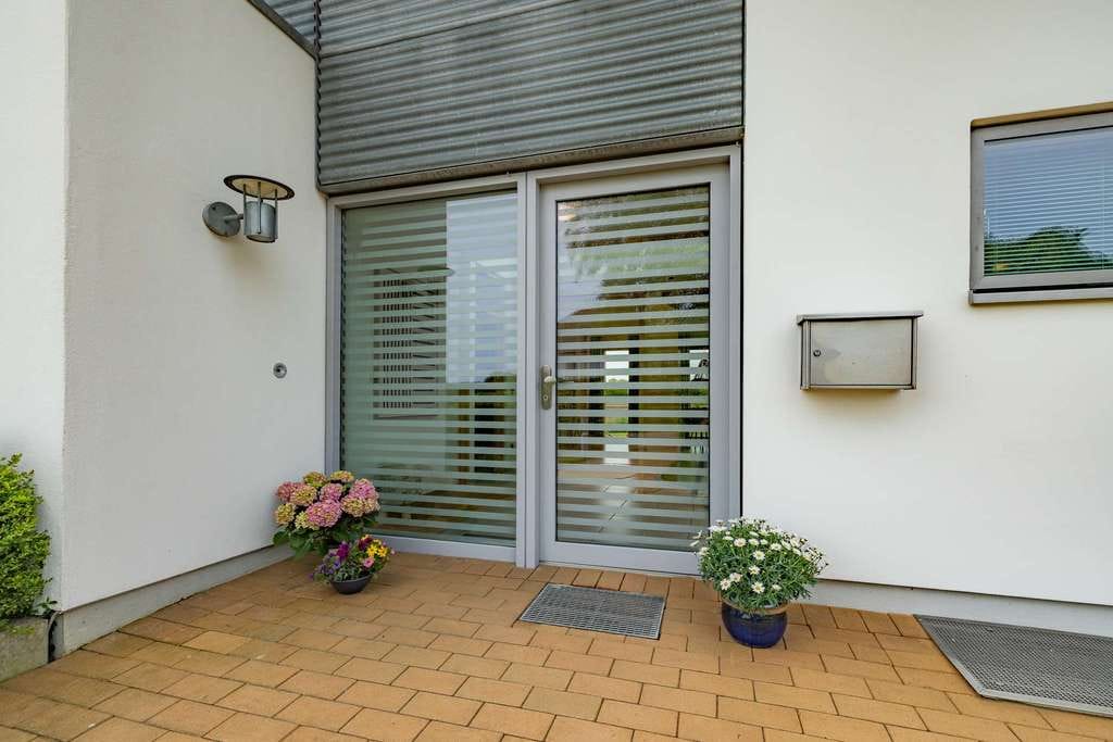 Immobilie in Bergenhusen - Architektenhaus mit unverbaubarem Weitblick im Storchendorf: Großzügigkeit trifft auf Design - Bild 3