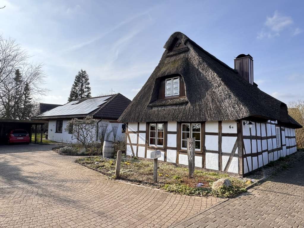 Immobilie in Nübbel - Reetdach-EFH mit großem Garten – Einliegerwohnung, Büro und Carport -Grdst. teilbar! - Bild 1