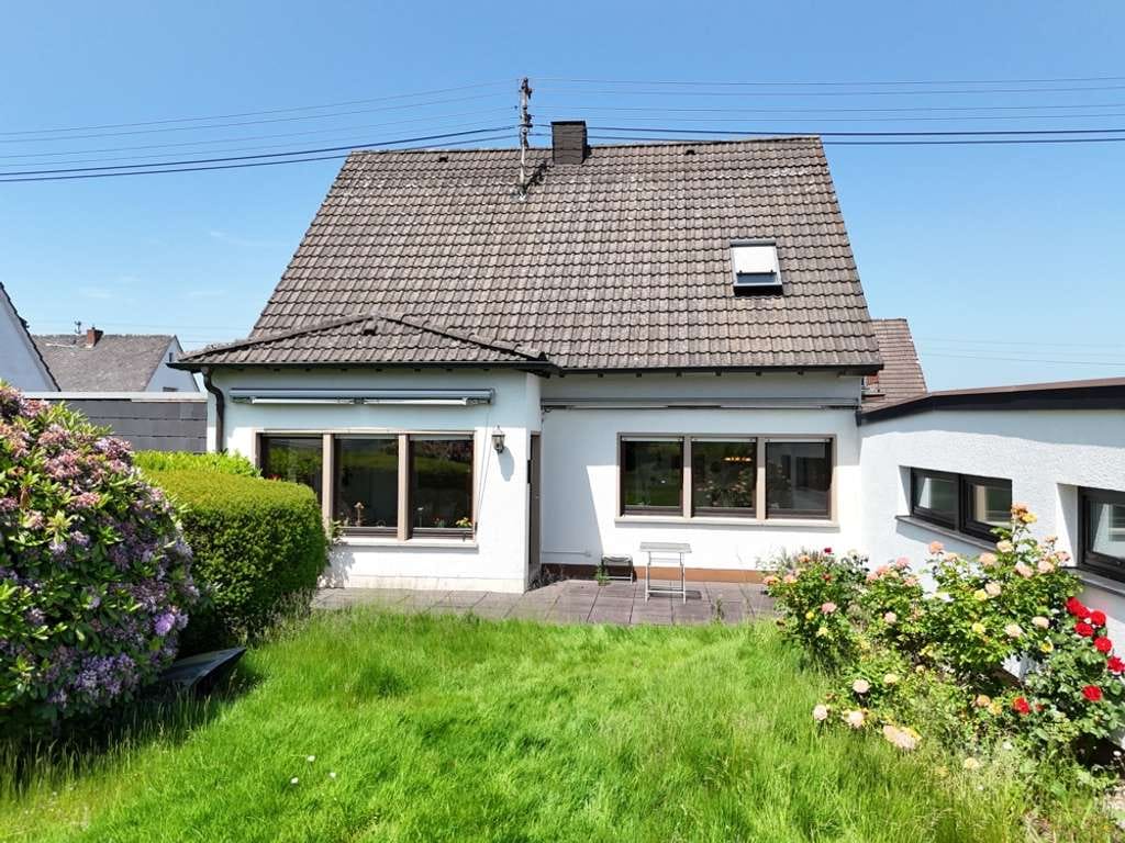 Immobilie in Ransbach-Baumbach - Einfamilienhaus mit Einliegerwohnung/Büro auf schönem Grundstück - Bild 2