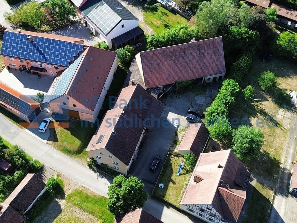 Immobilie in Feuchtwangen - Großzügiges Anwesen mit vielseitigen Nutzungsmöglichkeiten und weitläufigem Grundstück - Bild 1