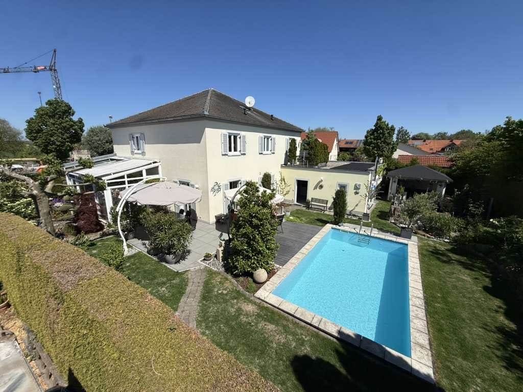 Immobilie in Langerringen - Exklusives Einfamilienhaus mit Pool, Gartenparadies & Gewerbehalle mit 2 Wohnungen u. Aussenfläche  - Bild 0