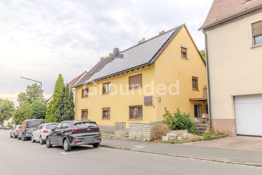 Immobilie in Roßtal - Charmantes Dreifamilienhaus mit modernster Technik, PV-Anlage und attraktiven Außenbereichen - Bild 0