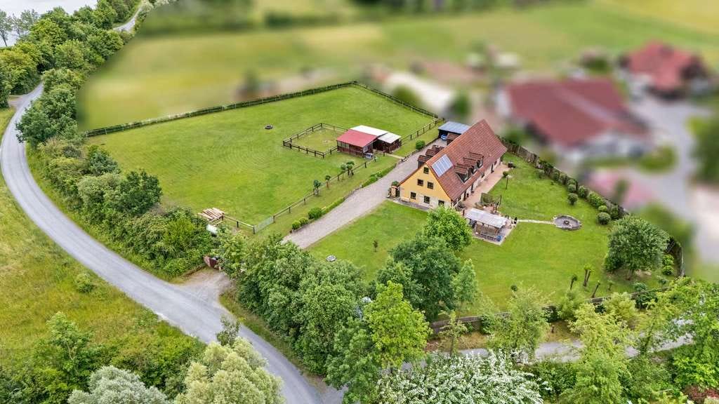 Immobilie in Mainleus - Traumlage am See! Kernsaniertes Anwesen mit Pferdekoppel und weitläufigem Grundstück - Bild 2