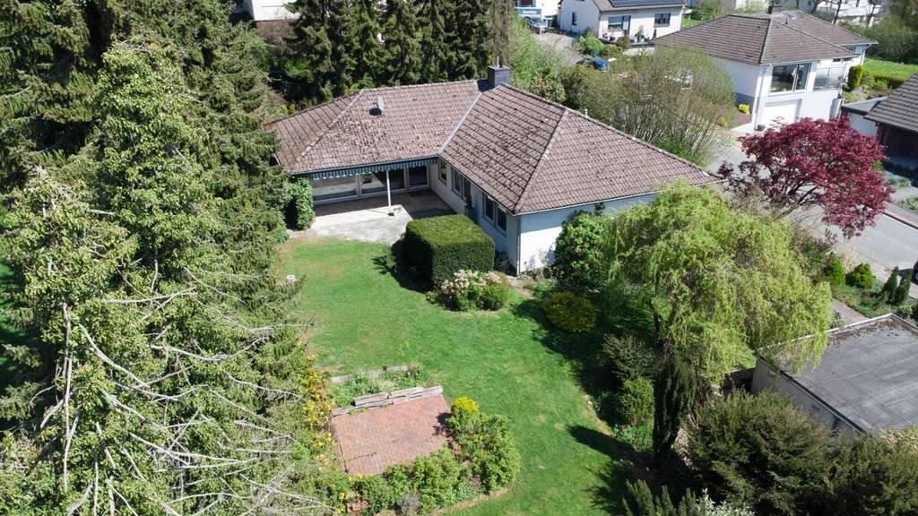 Immobilie in Bad Driburg - Einfamilienhaus mit Raum und großem Gartenparadies in Bad Driburg - Bild 0