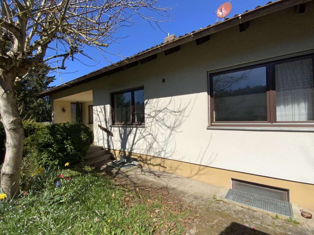 Immobilie in Münchsmünster - Einfamilienhaus mit Einliegerwohnung in Münchsmünster - Wohnen mit Potenzial und viel Raum  - Bild 2