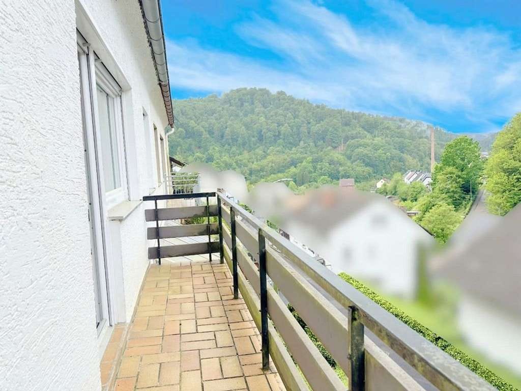 Immobilie in Neidenfels - Grüne Aussichten: Einfamilienhaus (DHH) mit Einliegerwohnung, Garage und Garten in Waldrandlage - Bild 1