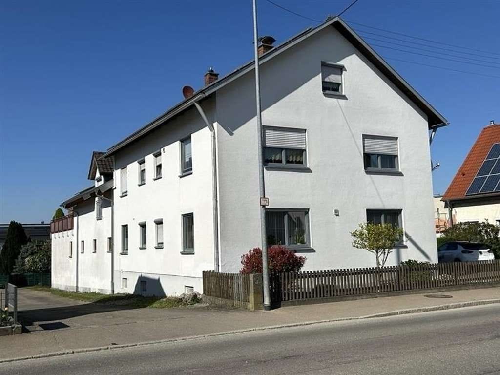 Immobilie in Holzheim - Modernes Wohnen für zwei Parteien – Haus mit großem Grundstück und mehreren Garagen - Bild 1