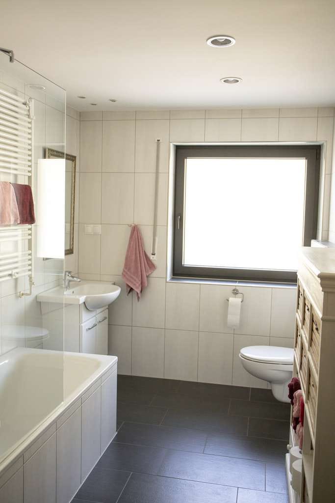 Immobilie in Schloß Holte-Stukenbrock - Freistehendes Mehrgenerationenhaus am Waldrand ca. 290 m² Wohnfl. - Bild 3