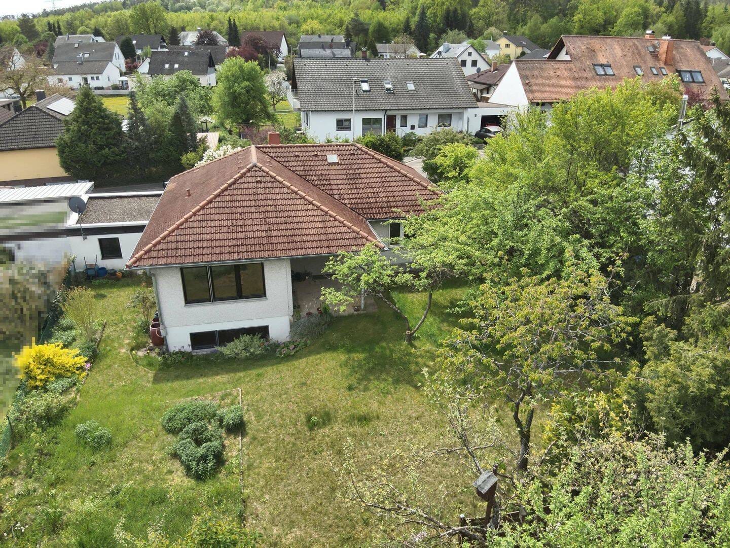 Immobilie in Heroldsbach - Handwerker aufgepasst! Bungalow mit Wohnen auf einer Ebene - Bild 1