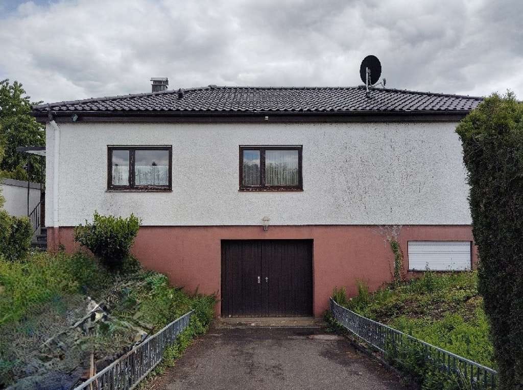 Immobilie in Spraitbach - Verwirklichen Sie Ihre Wohnträume - Bungalow mit Renovierungsbedarf auf großem Grundstück - Bild 1