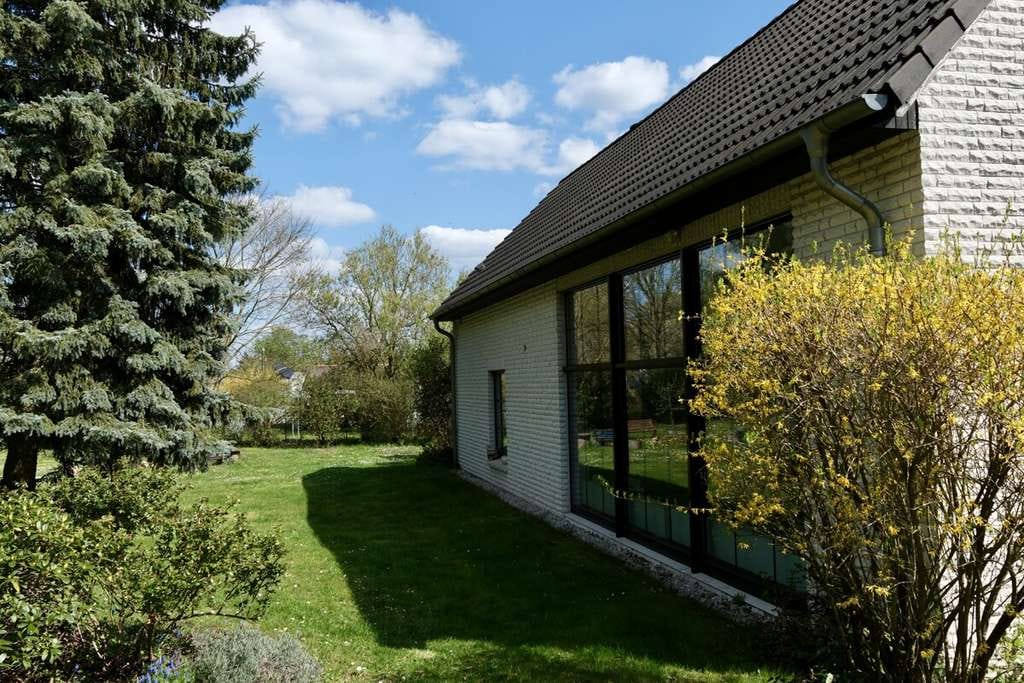 Immobilie in Neuhardenberg - Großzügige Villa mit Schwimmbad in ruhiger und naturnaher Lage - Bild 1