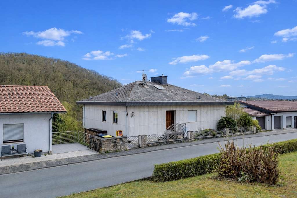 Immobilie in Aßlar - Großzügiges Einfamilienhaus mit Indoor-Pool, Sauna und traumhaftem Bergblick in Hanglage von Aßlar - Bild 0