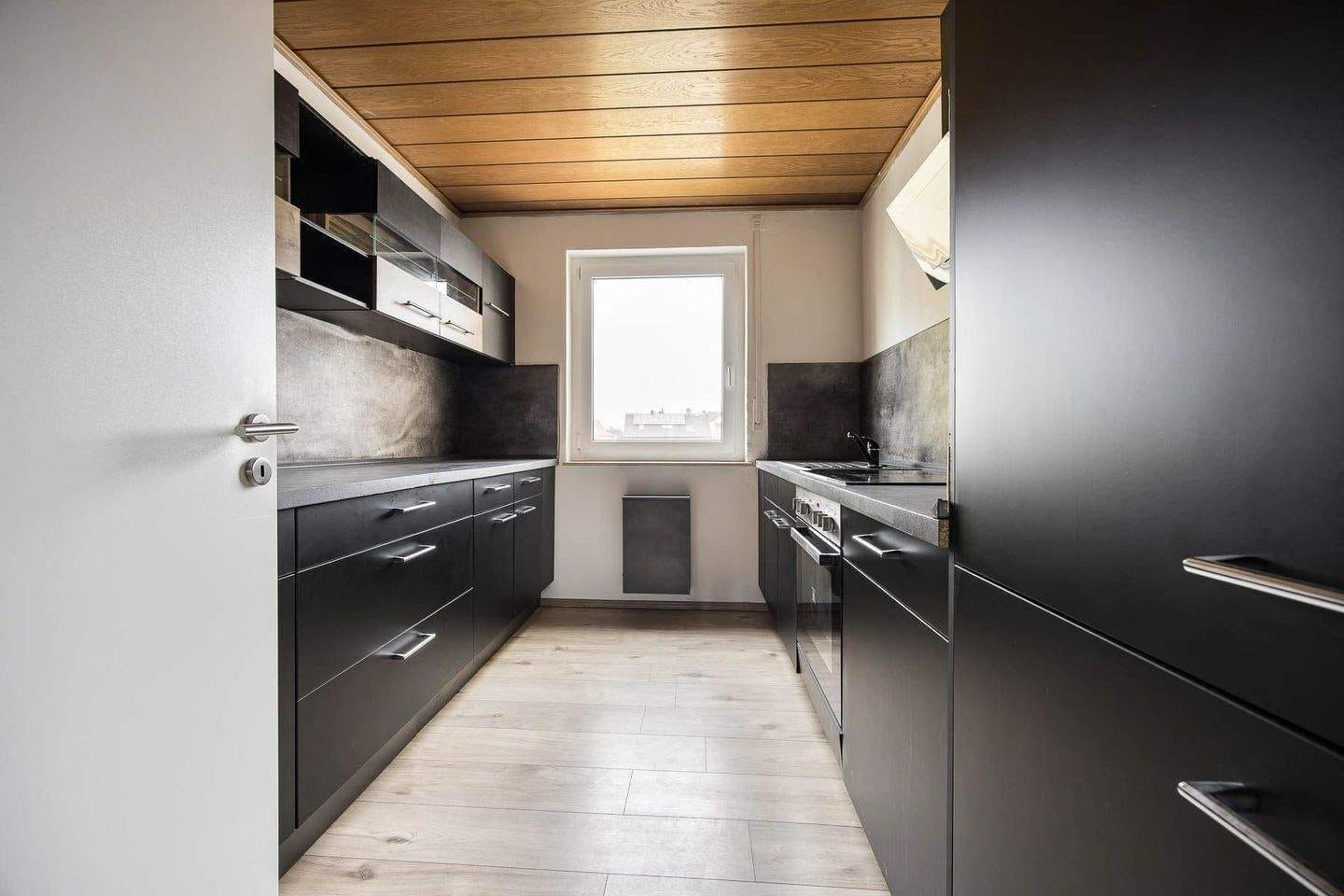 Immobilie in Hallstadt - Einziehen & wohlfühlen: Renovierte 3-Zimmer-Wohnung mit Süd-Balkon, Aufzug und Garage - Bild 2