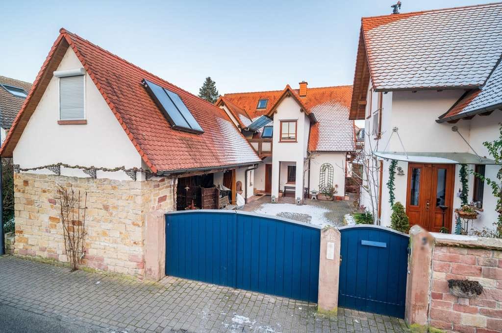 Immobilie in Gommersheim - Ehemaliger Dreiseitenhof – Mediterranes Wohnen in großzügigem Haupthaus & zwei weiteren Wohnungen - Bild 0