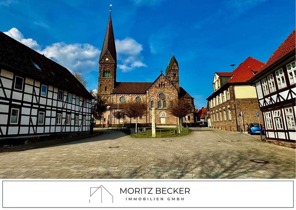 Immobilie in Nörten-Hardenberg - Liebhaberobjekt: Denkmalgeschütztes Pfarrhaus mit Nebengebäuden, Garagen und großem Grundstück! - Bild 2