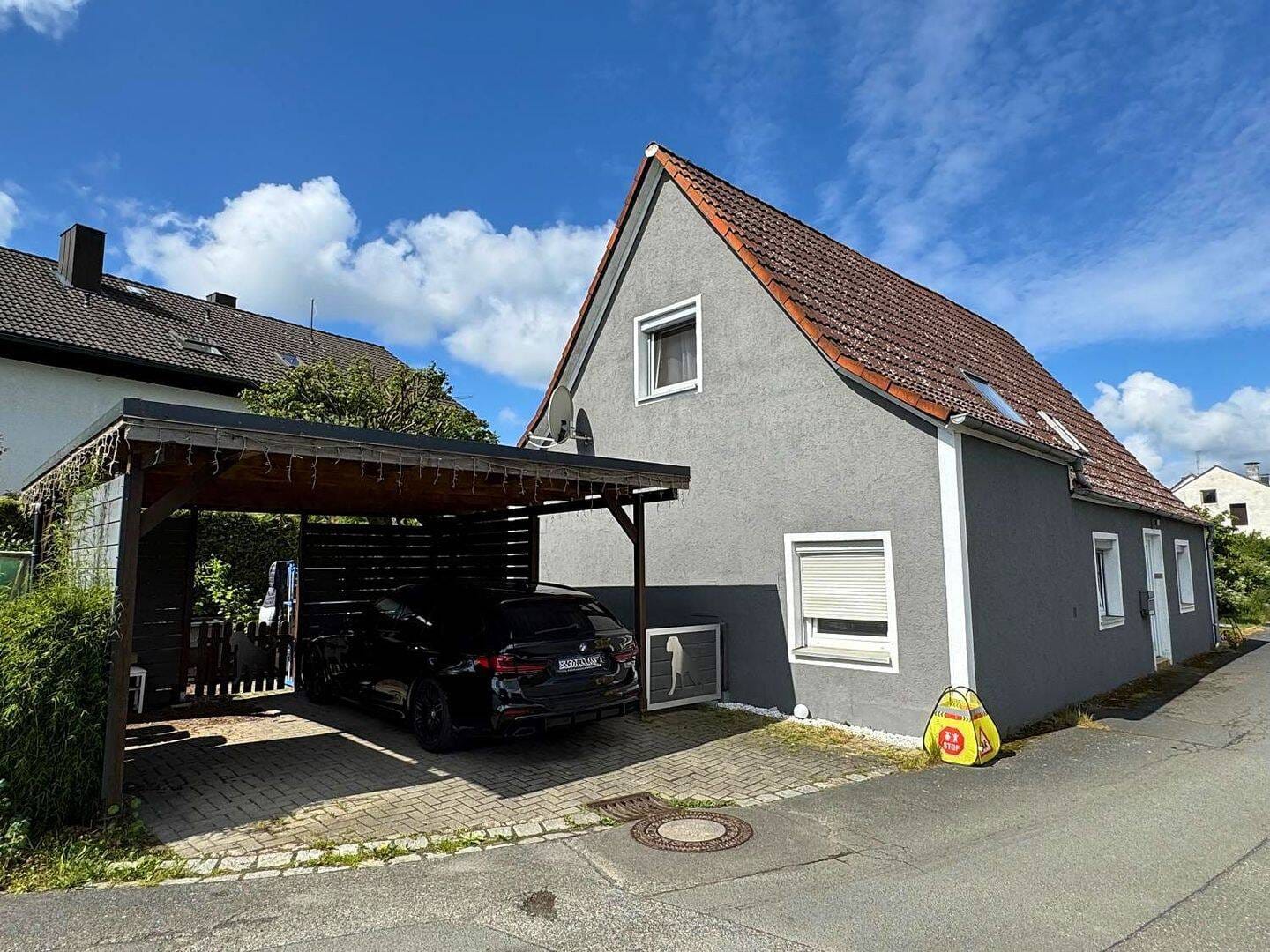 Immobilie in Weisendorf - Gemütliches und energieeffizientes Einfamilienhaus mit Garten, Einbauküche und Carport - Bild 1
