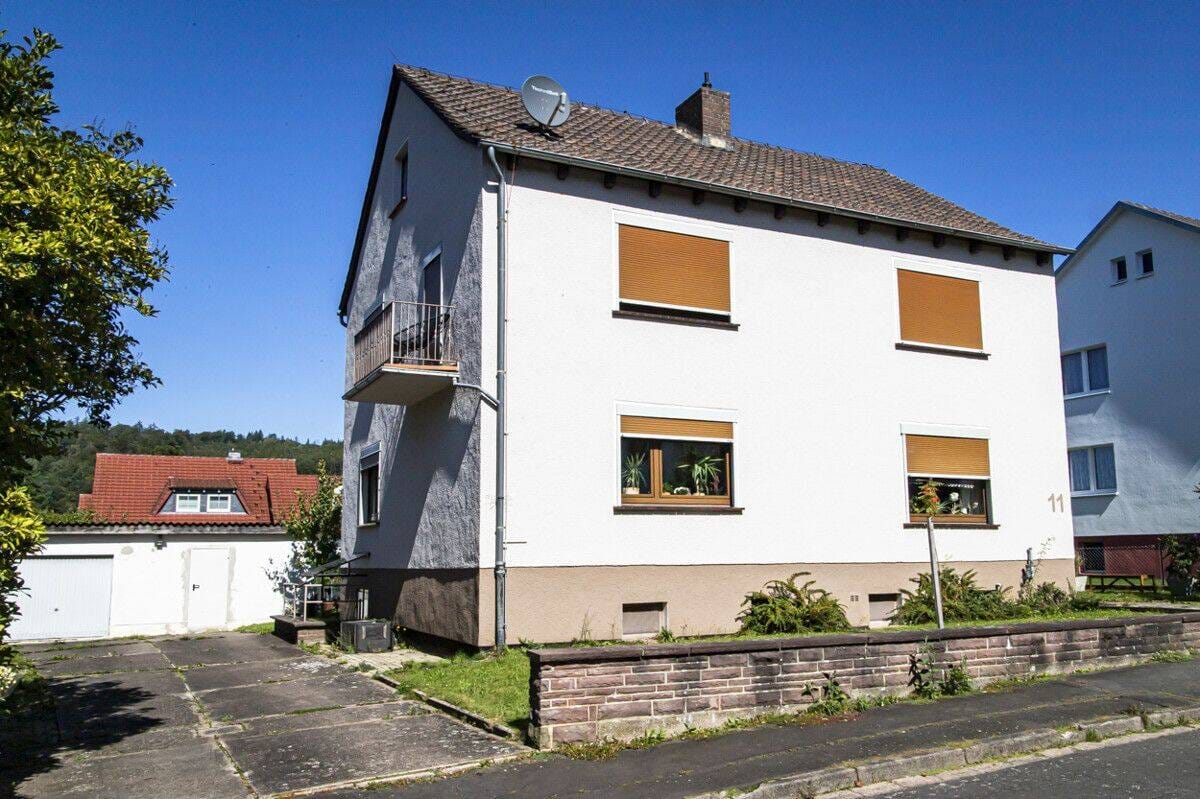 Immobilie in Wesertal - !PROVISIONSFREI! Zweifamilienhaus in Wesertal-Oedelsheim, modernisiert! 2 Wohnungen, je 3 Zi/74 m² (vermietet), Garage, Garten, ruhig ++ Kapitalanlage - Bild 0