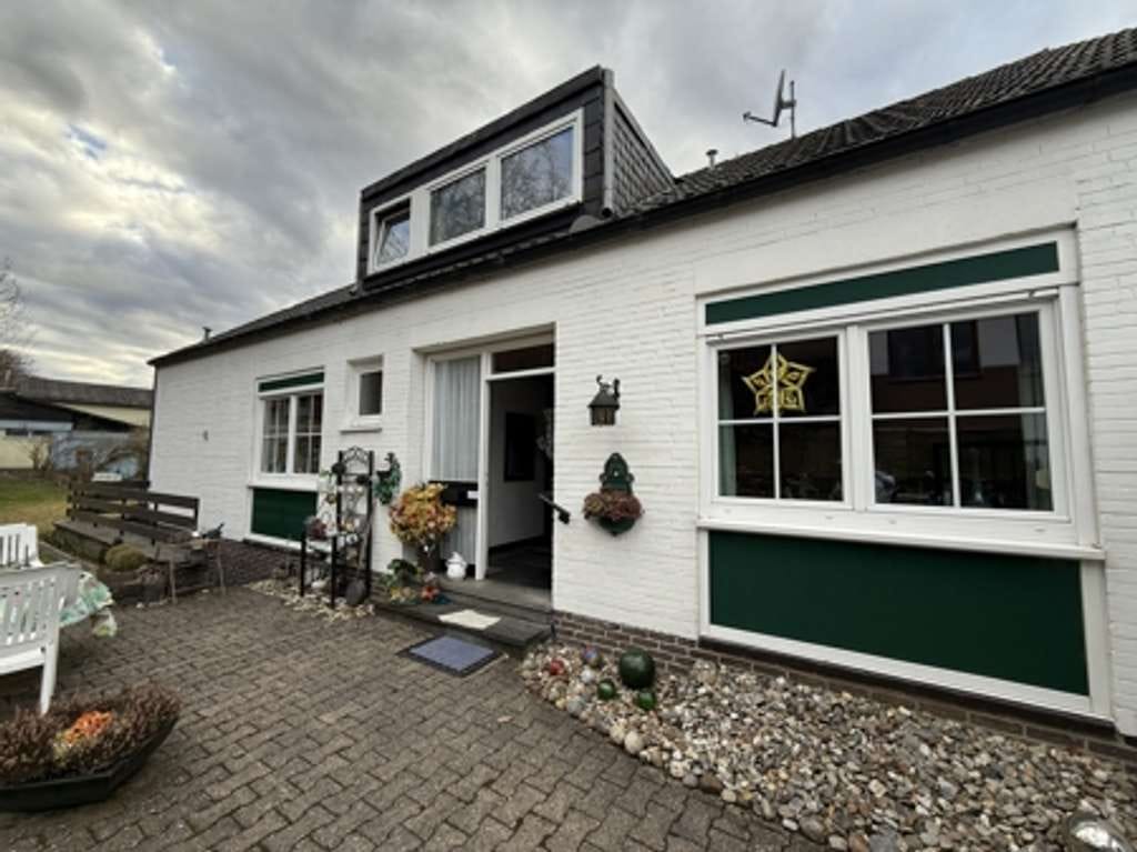 Immobilie in Balve - Geräumiges Einfamilienhaus mit Einliegerwohnung, Garage und großem Grundstück  (Erbpacht) in Balve - Bild 1