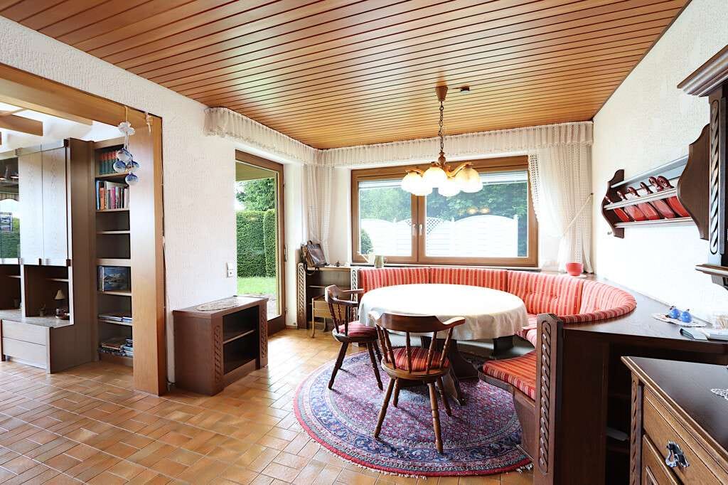 Immobilie in Althütte - Wohnen mit Stil: Architekten-Bungalow mit Sauna, Schwimmhalle, Gartenidylle und Privatsphäre - Bild 4