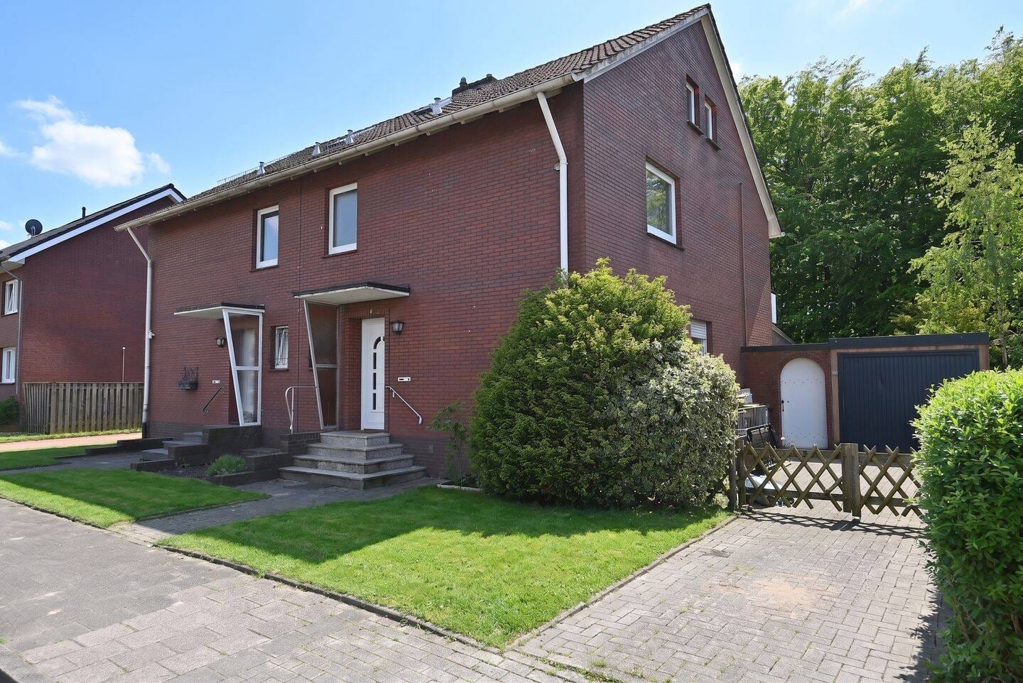 Immobilie in Quakenbrück - Schöne Doppelhaushälfte mit Garage und Gartensauna in Siedlungsrandlage! - Bild 1
