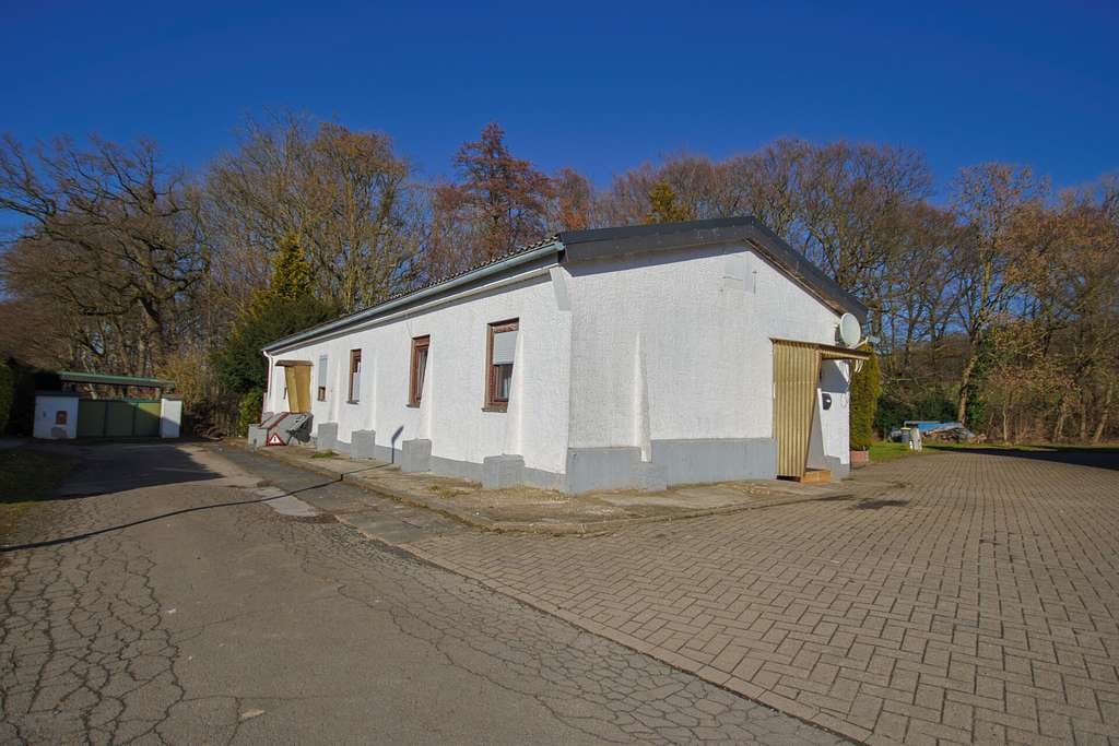 Immobilie in Hiddenhausen - Vermietetes Zweifamilienhaus mit 130 m² Wohnfläche, 1.600 m² Grundstück in Hiddenhausen - Bild 1