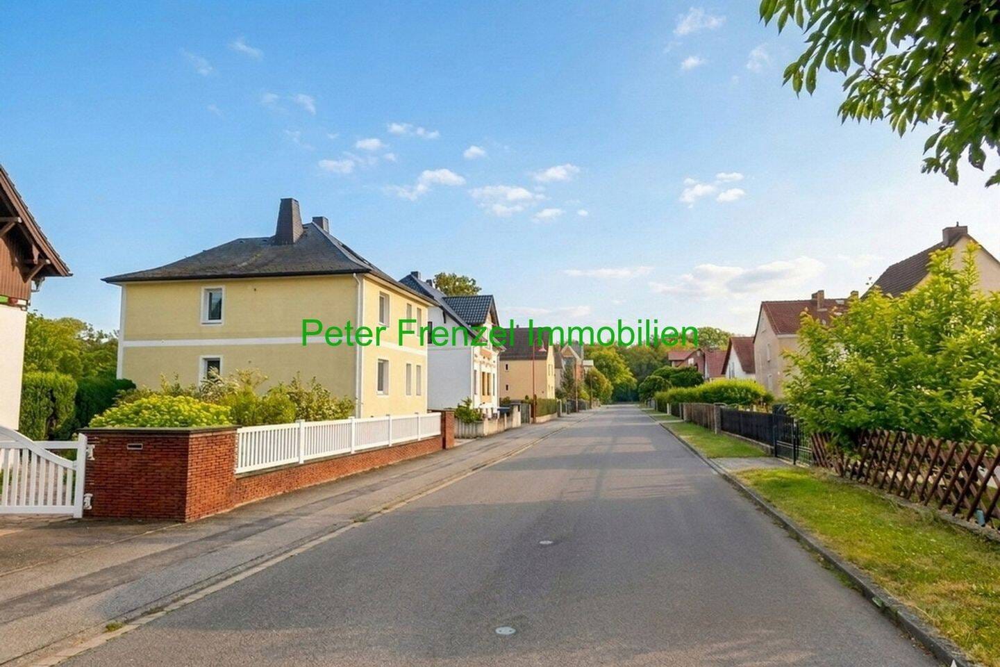 Immobilie in Naunhof - gepflegtes Einfamilienhaus mit Pool, großem Garten und 2 Garagen - Bild 0