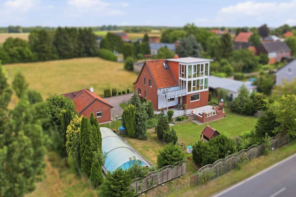 Immobilie in Wendeburg - Exklusive Feldrandlage: Umfassend modernisiertes Zweifamilienhaus in Meerdorf - Bild 0