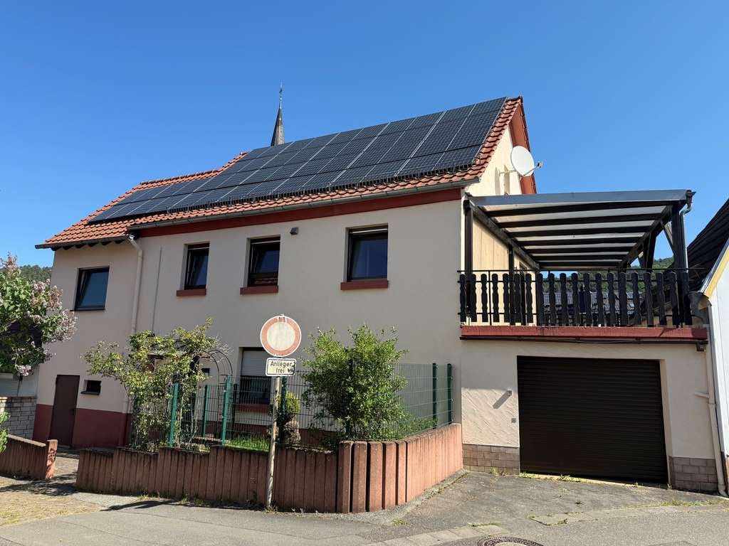 Immobilie in Münchweiler an der Rodalb - Saniertes Einfamilienhaus wärmegedämmt mit großer Dachterrasse, Garage und PV-Anlage - Bild 0