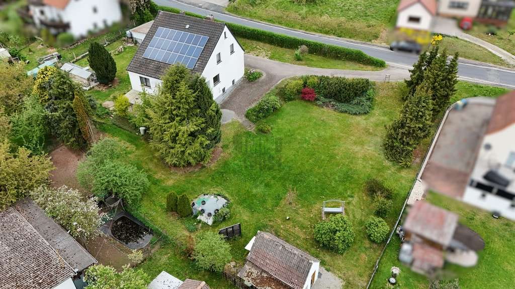 Immobilie in Dermbach - CHARMANTES EIGENHEIM MIT TRAUMBLICK UND GROSSZÜGIGEM GARTEN!! - Bild 1